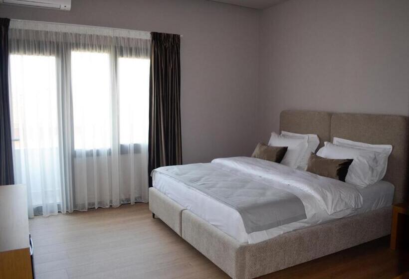 חדר קומפורט לשלושה, N Peze