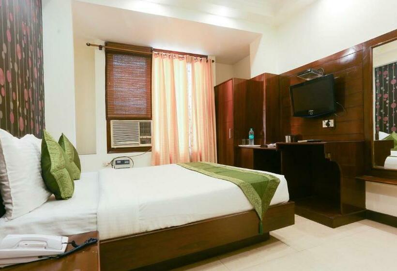 标准间, Blessings On Road Near New Delhi Railway Station