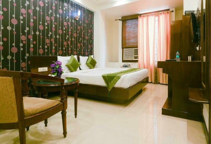 标准间, Blessings On Road Near New Delhi Railway Station