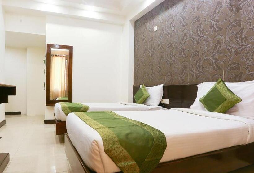 标准三人间, Blessings On Road Near New Delhi Railway Station