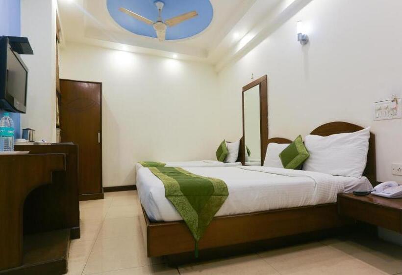 标准三人间, Blessings On Road Near New Delhi Railway Station