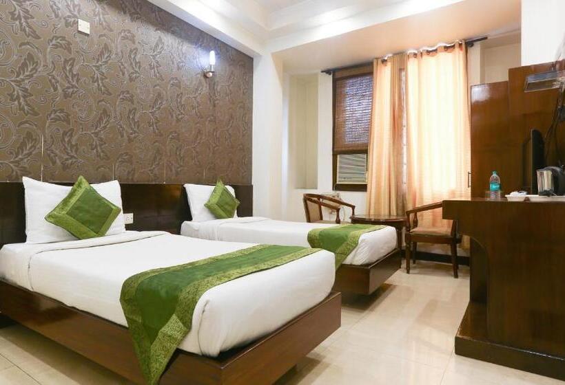 标准三人间, Blessings On Road Near New Delhi Railway Station