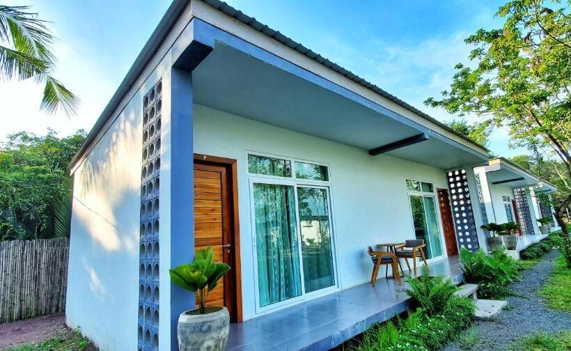 غرفة عائلية مطلّة علي الحديقة, Kampot Riverfront Boutique