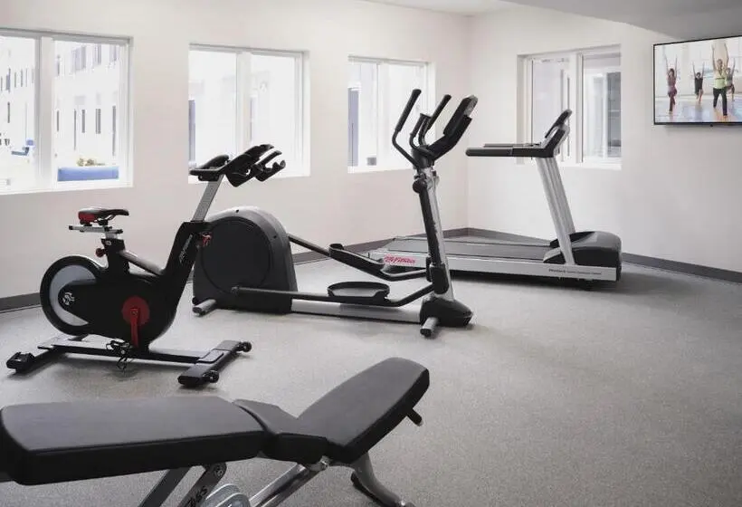 キングサイズベッドのスイートルーム, Stayapt Suites Dothan