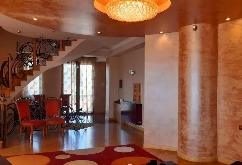 اتاق لوکس با تخت بزرگ, Monument Guesthouse