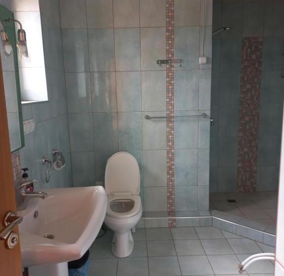 디럭스 트리플 룸, Monument Guesthouse