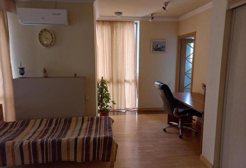 디럭스 트리플 룸, Monument Guesthouse