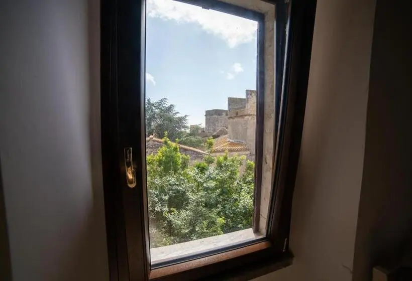 اتاق خانوادگی, La Residenza Dei Priori