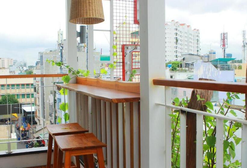 اتاق لوکس با بالکن, Duc Vuong Saigon Hotel   Bui Vien