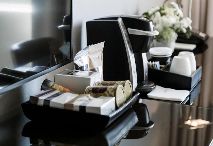 带大床的标准间, The James