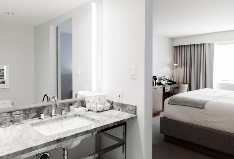 带大床的标准间, The James