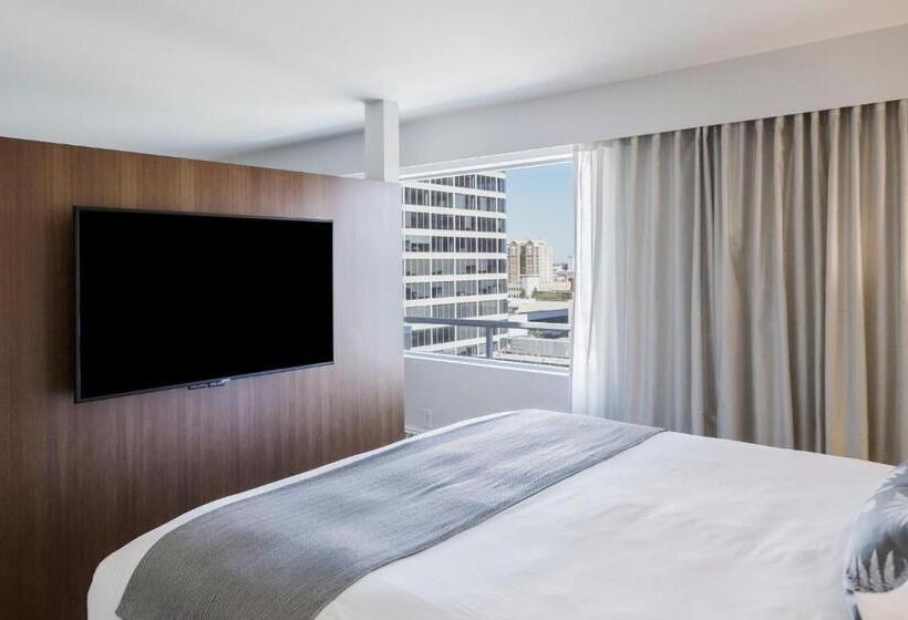 标准工作室, The James