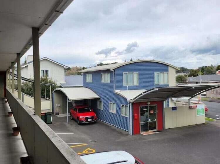 סוויטה, Landmark Manor