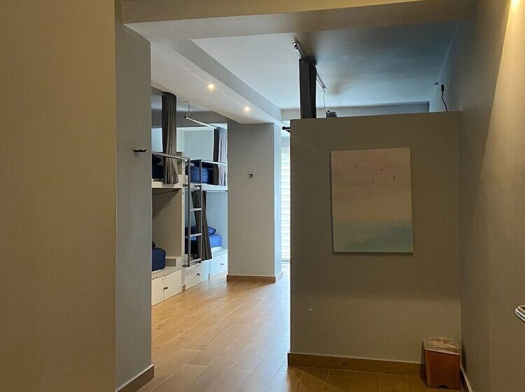 ルームシェアのワンベッド, Dreamer Beach Club