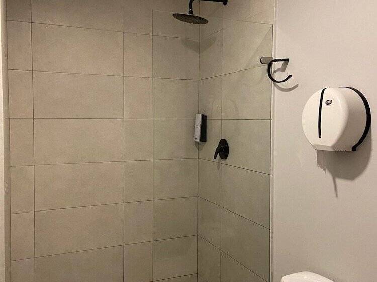 ルームシェアのワンベッド, Dreamer Beach Club