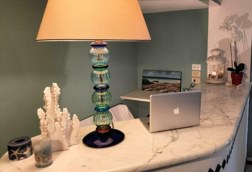 شقة غرفة واحدة, Pietrasantamare