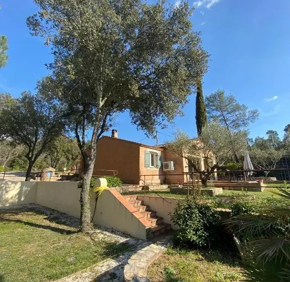 Camera Quadrupla Standard, Comorebi Provence