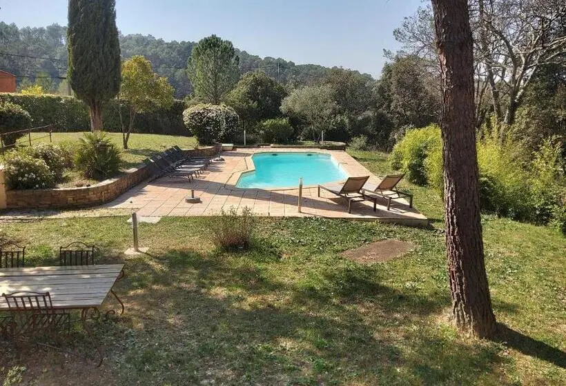 Camera Quadrupla Standard, Comorebi Provence