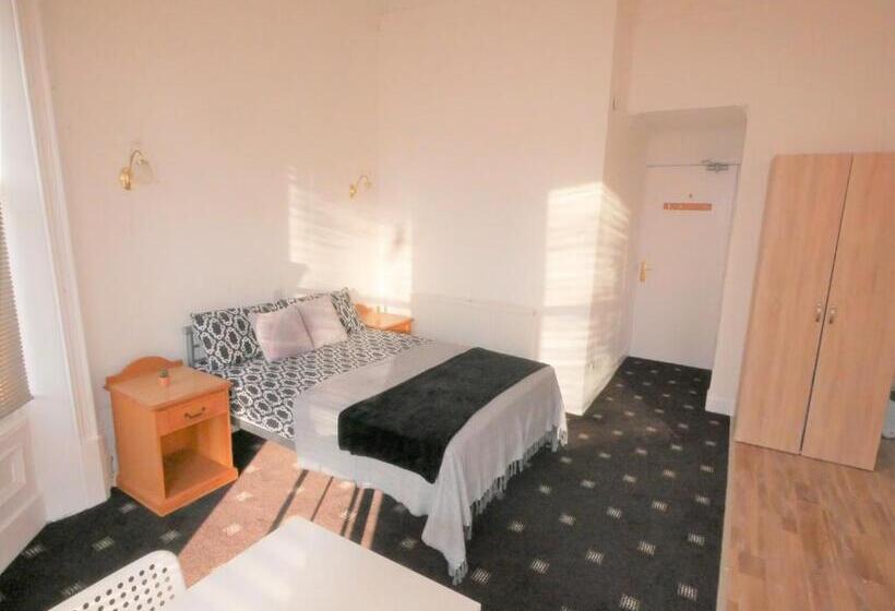 豪华工作室, Bourne Hall