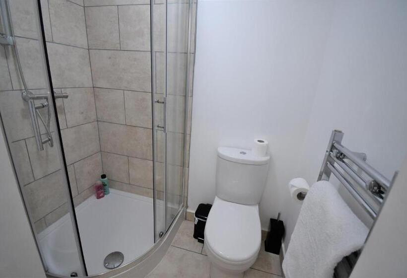 Семейное Студио, Bourne Hall