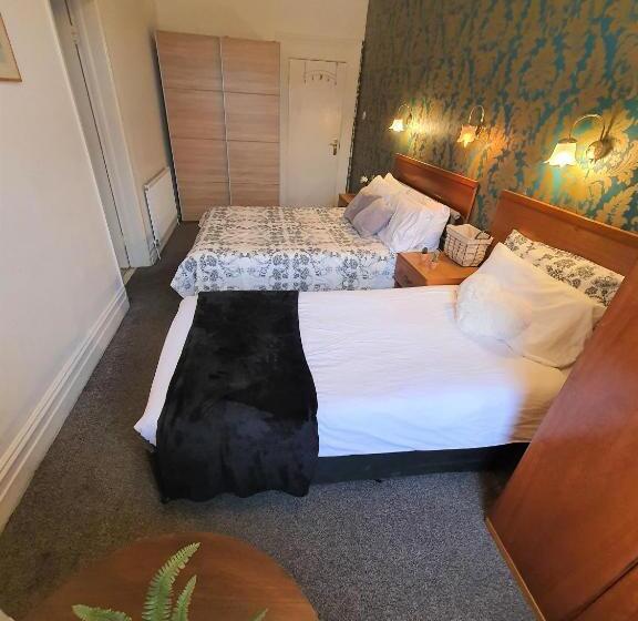 豪华三人间, Bourne Hall