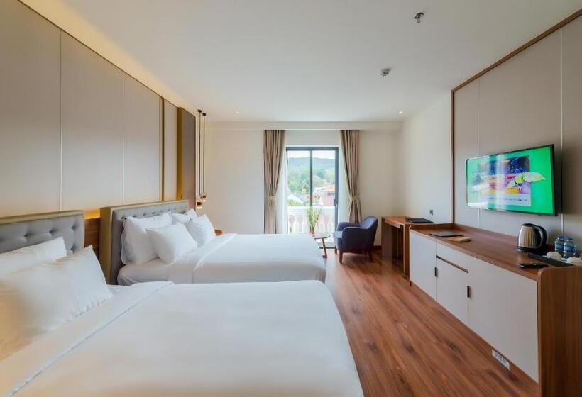 اتاق استاندارد سه تخته با چشمانداز باغ, The Tahiti Beach