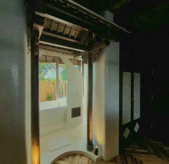 سوییت با چشم‌انداز استخر, Minh   Casa