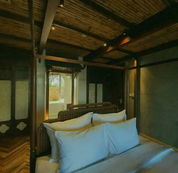 سوییت با چشم‌انداز استخر, Minh   Casa