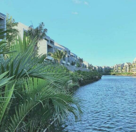 سوییت با چشمانداز استخر, Minh   Casa