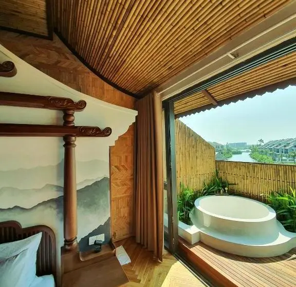 سوئیت با چشم‌انداز رودخانه, Minh   Casa