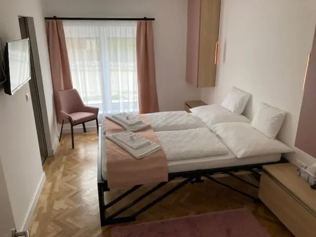 デラックスルーム, Wbr. Vendégház