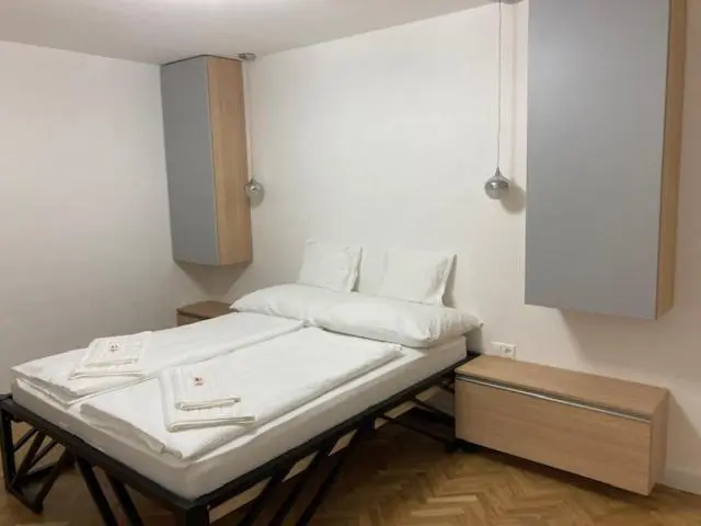デラックスルーム, Wbr. Vendégház