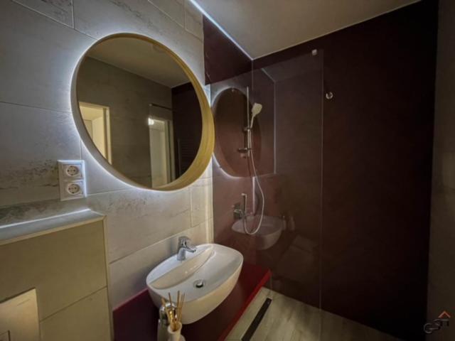 חדר דלוקס, Wbr. Vendégház