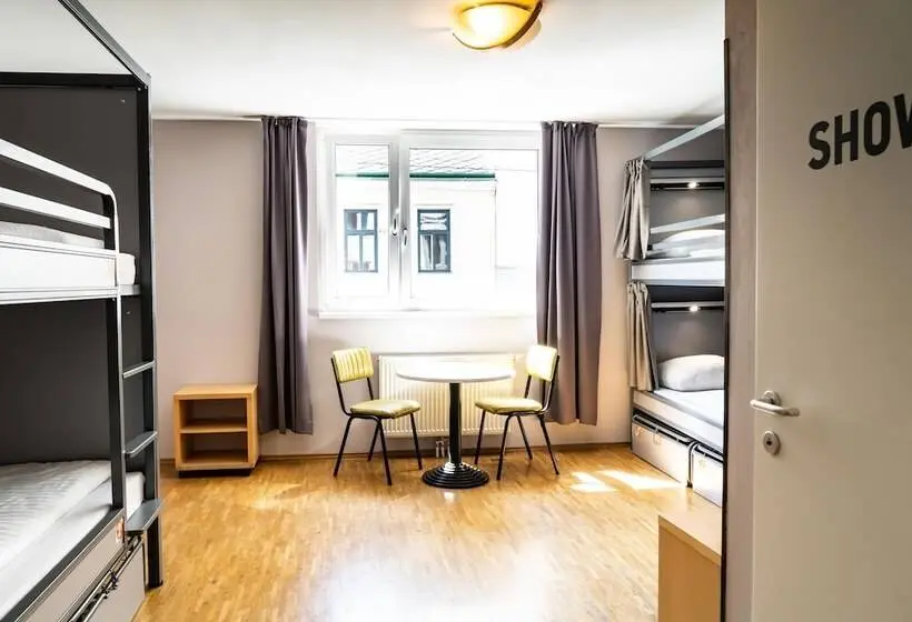 تختخواب در اتاق مشترک, St Christopher S Vienna
