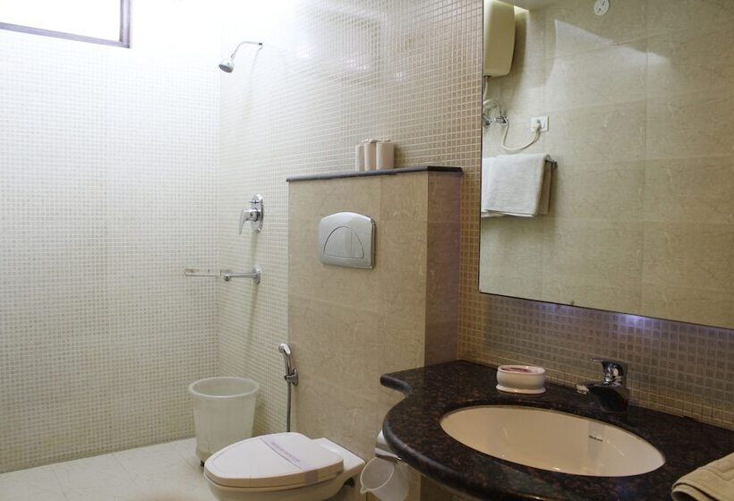 חדר משפחתי, H R Palace