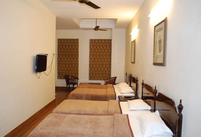 חדר משפחתי, H R Palace