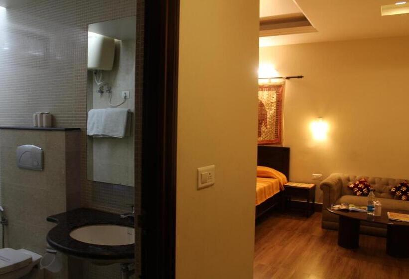 חדר דלוקס לשלושה, H R Palace