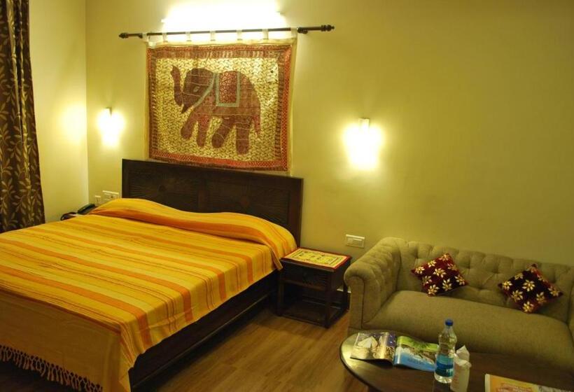 חדר דלוקס לשלושה, H R Palace