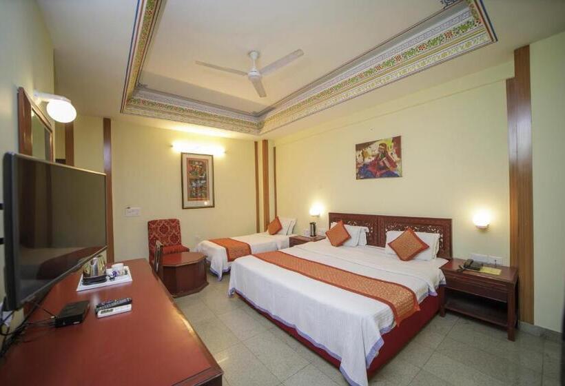 חדר דלוקס לשלושה, H R Palace