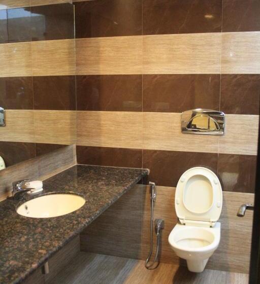 חדר משפחתי, H R Palace