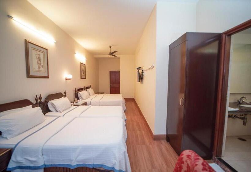 חדר משפחתי, H R Palace