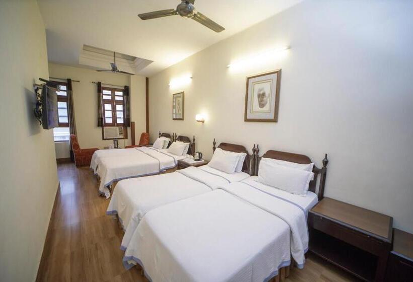 חדר משפחתי, H R Palace