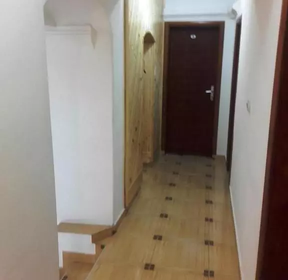 اتاق لوکس با چشم‌انداز دریا, Pana Eustahije 253