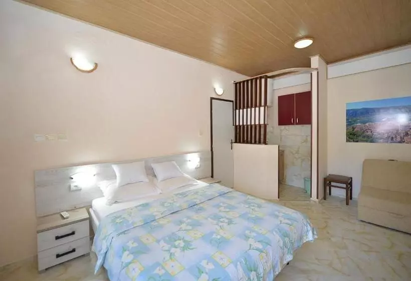 استودیو خانوادگی, Pana Eustahije 253