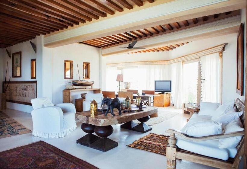 سوئیت با تخت بزرگ, The Majlis