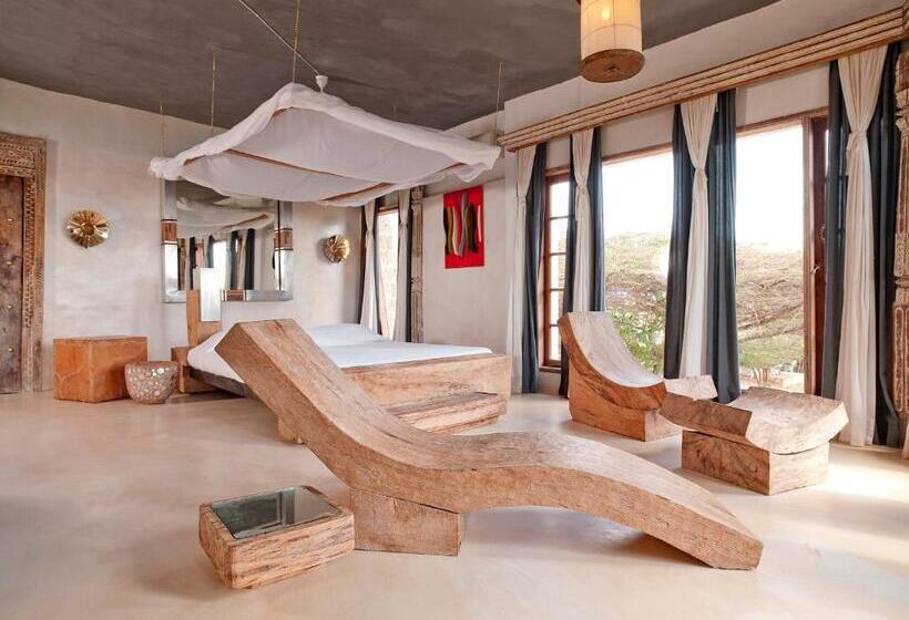 سوئیت با تخت بزرگ, The Majlis