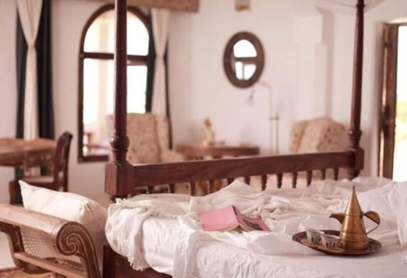 سوییت جونیور, The Majlis