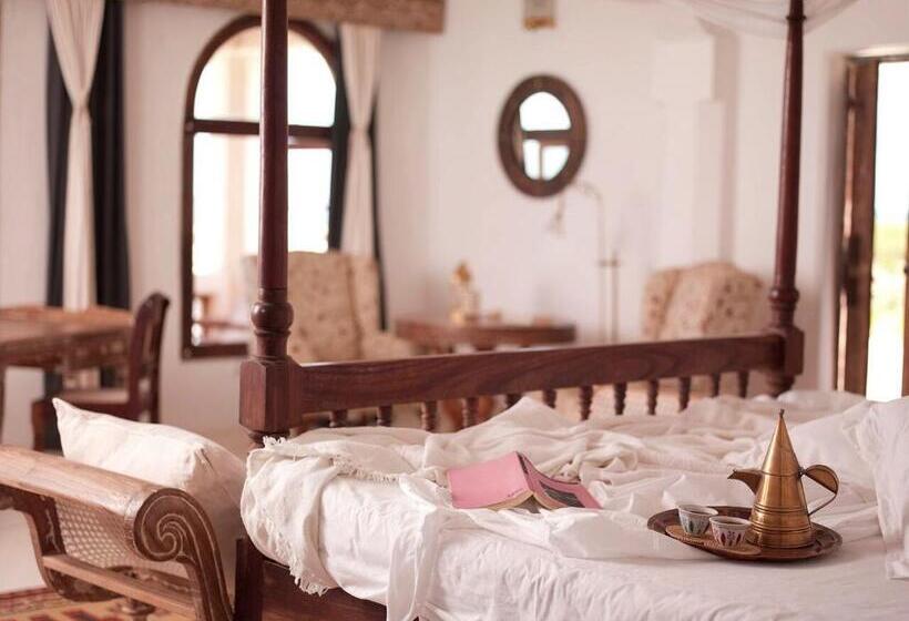 سوییت جونیور, The Majlis