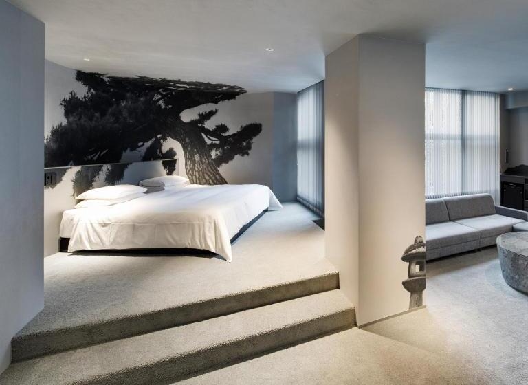 エクゼクティブスイート, The Screen