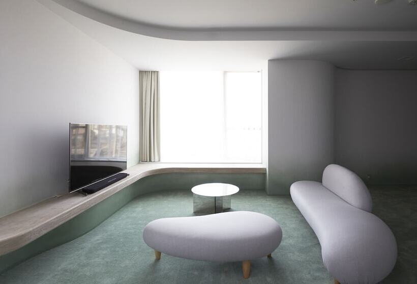 スタンダードルーム, The Screen